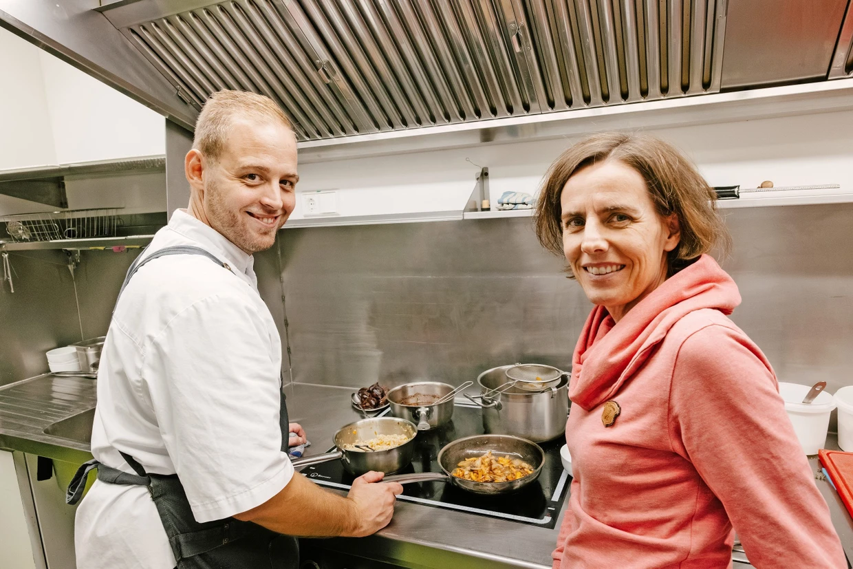 Lukas Rönninger mit F.A.S.-Redakteurin Katrin Hummel in der Küche des 99er kulinarium