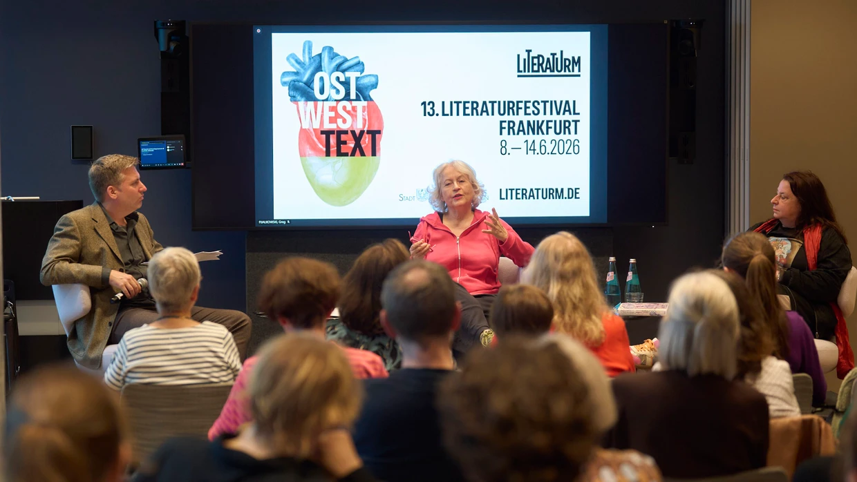 Die Schriftstellerinnen Ulrike Draesner (M.) und Annett Gröschner zusammen mit dem Moderator Jan Wiele beim Frankfurter Festival LiteraTurm