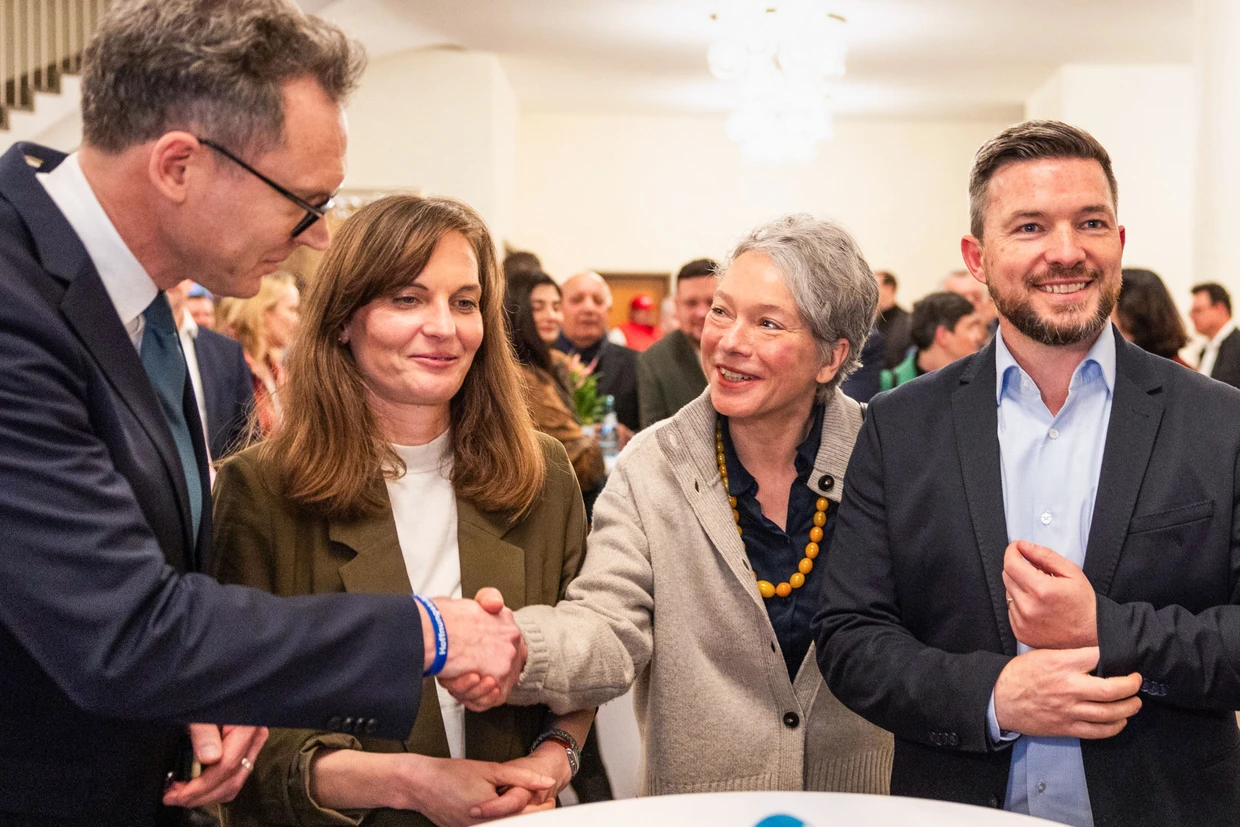 Glückwünsche für den Mann des Abends: Ina Hartwig (SPD) gratuliert im Römer Nils Kößler (CDU). Links von ihr steht Katharina Knacker (Die Grünen) , rechts Kolja Müller (SPD).