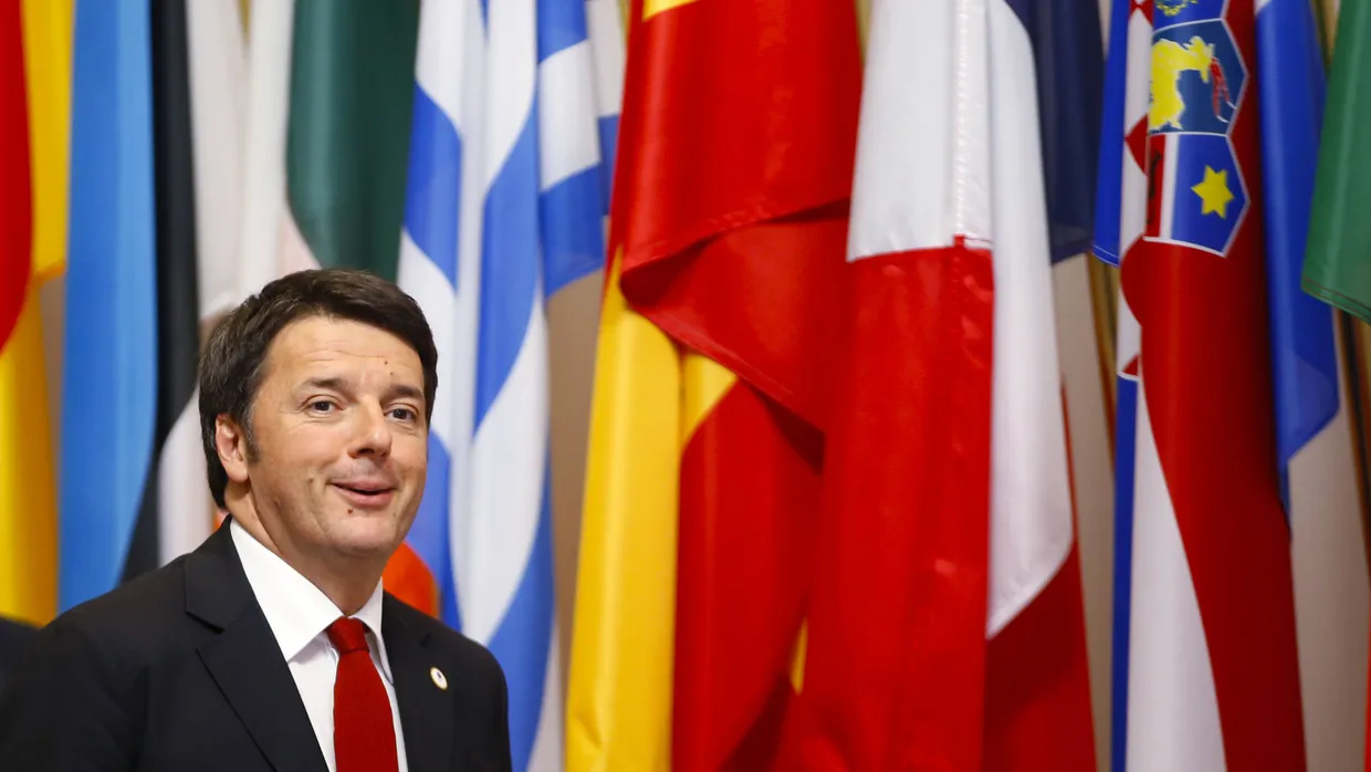 Isolator: Matteo Renzi vor den Flaggen der europäischen Union.