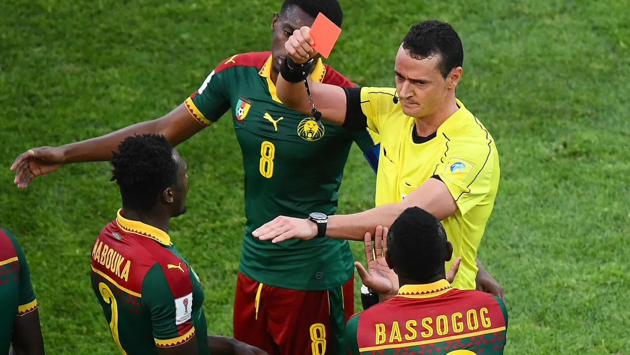 Es dauert ein bisschen, bis Wilmar Roldan die Rote Karte an den richtigen Spieler verteilt.