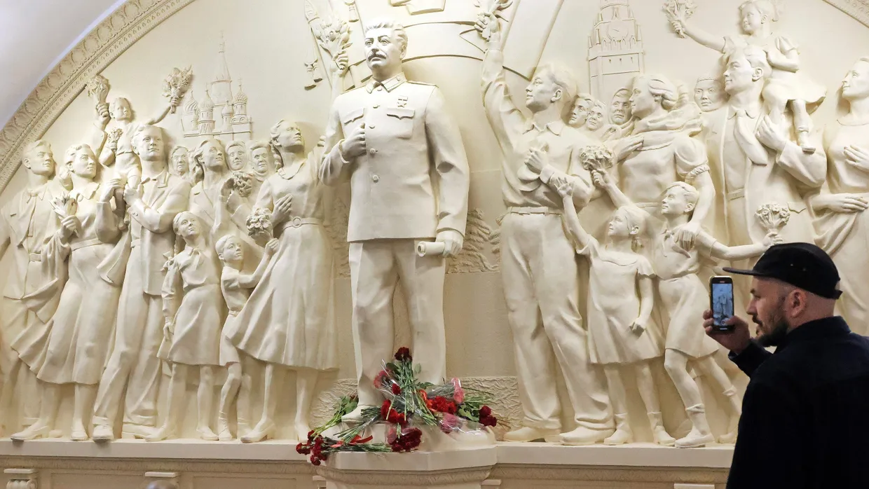 Monumente wie dieses im Mai  in einer Moskauer Metrostation eingeweihte haben eine klare Botschaft.