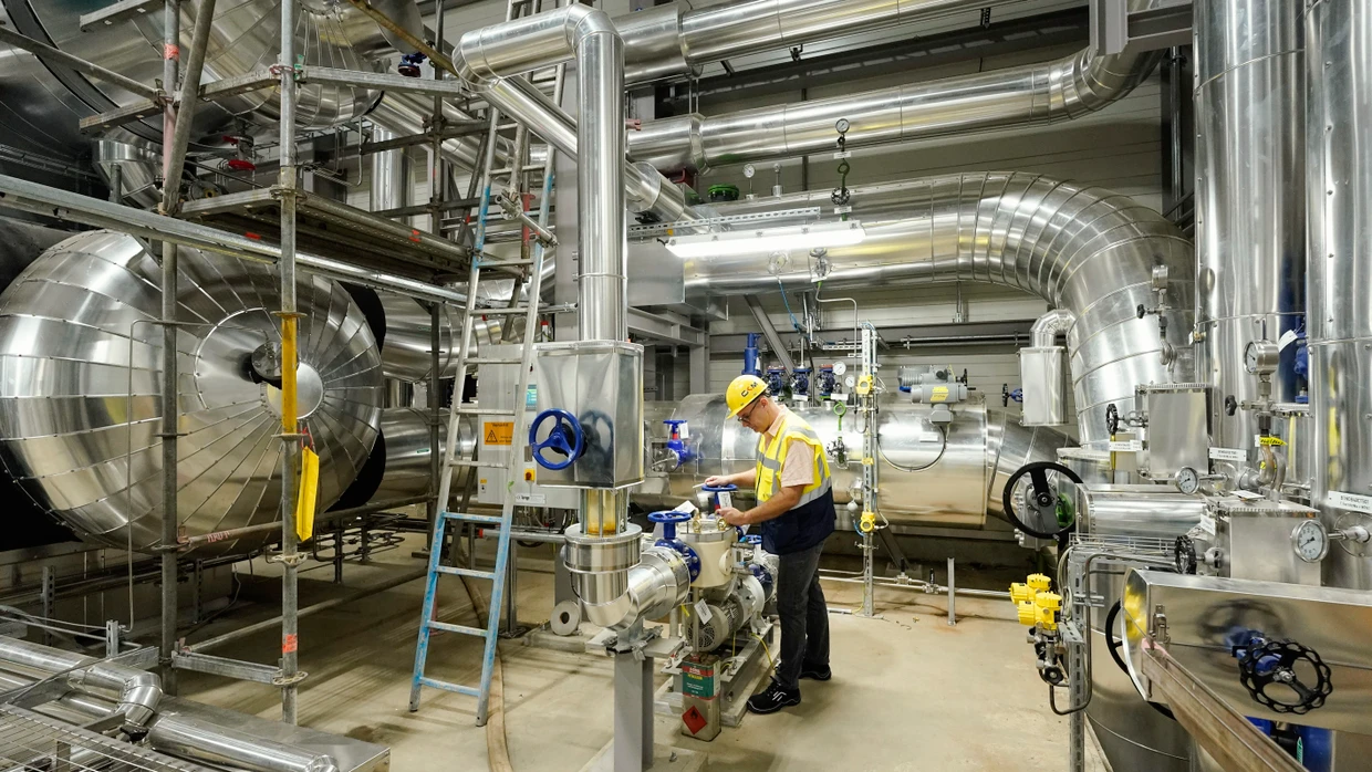 Projektleiter Rolf Scheinost an der Flusswärmepumpe des Mannheimer Energieversorgers MVV, eine der größten Europas.