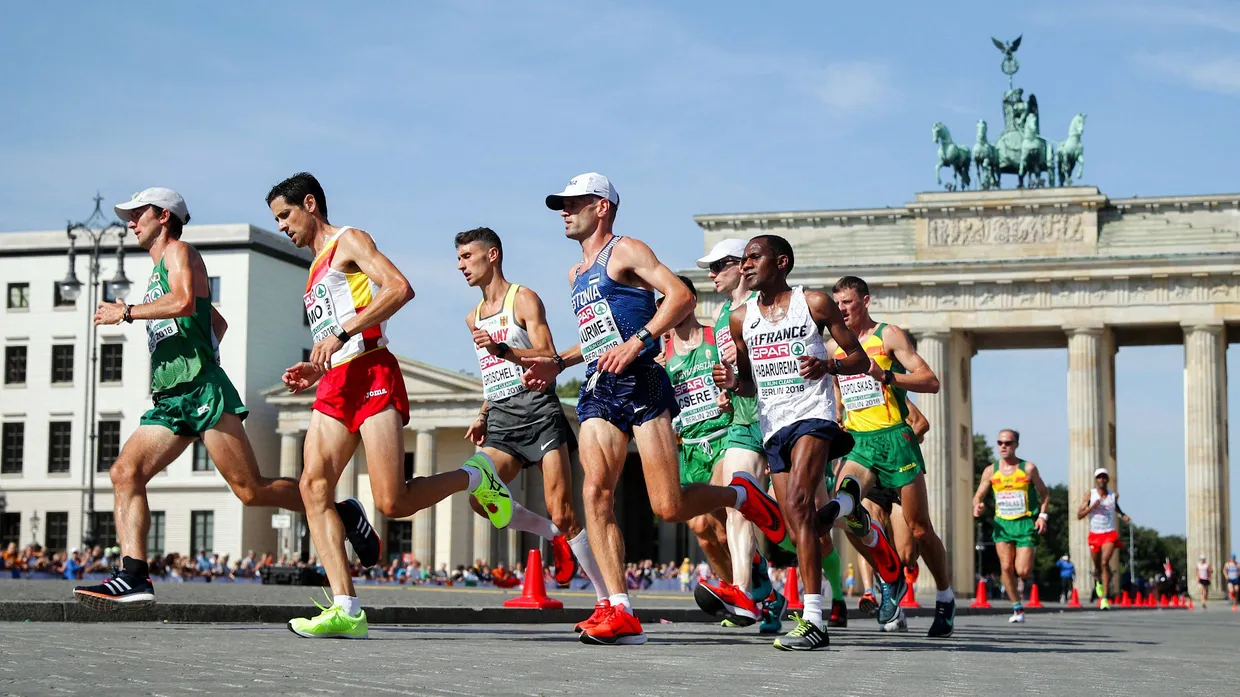 Im Laufschritt am Brandenburger Tor vorbei: die Marathonläufer bei der EM in Berlin.