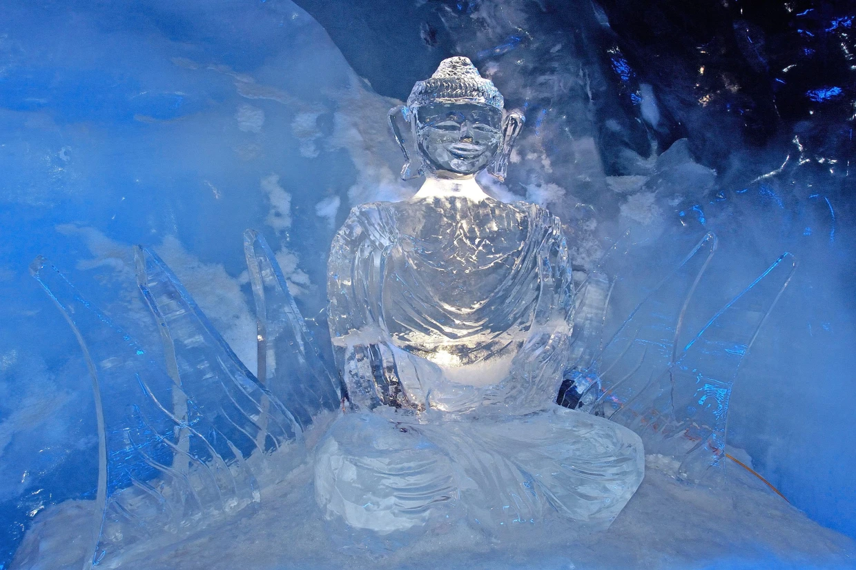Meditation im Hochgebirge: ein Buddha aus Eis im Gletscher-Palast am Klein Matterhorn.