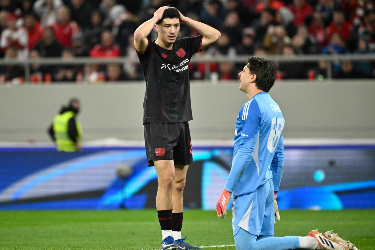 Da war noch die Latte im Weg: Maza ärgert sich nach vergebener Chance.