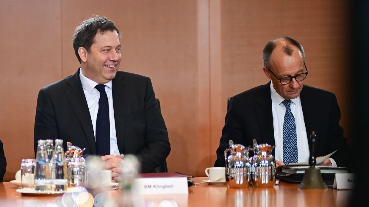 Lars Klingbeil, Bundesminister der Finanzen, und Bundeskanzler Friedrich Merz nehmen an einer Sitzung des Bundeskabinetts im Bundeskanzleramt teil. (Archivbild)