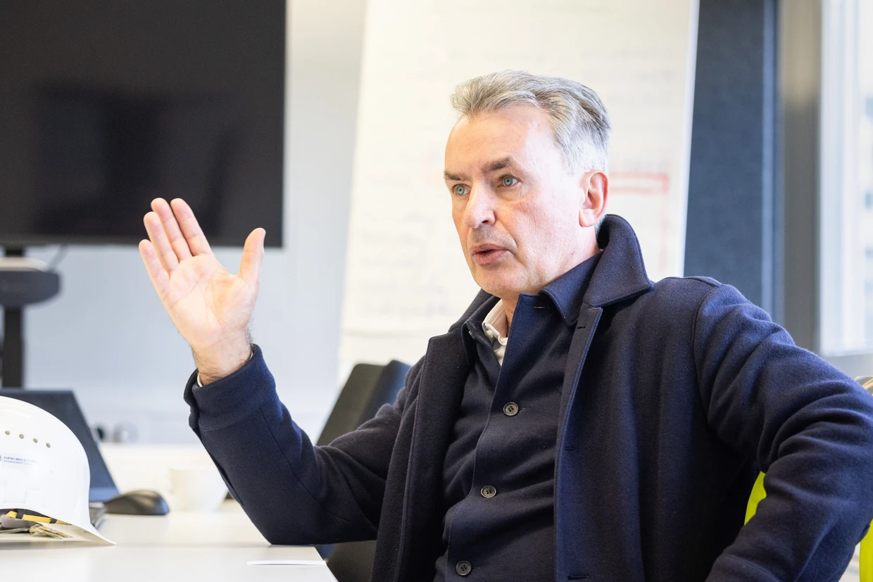 Geschäftsführer Kai Dreesbeimdiek sieht nach dem Fortschritt auf der Baustelle.