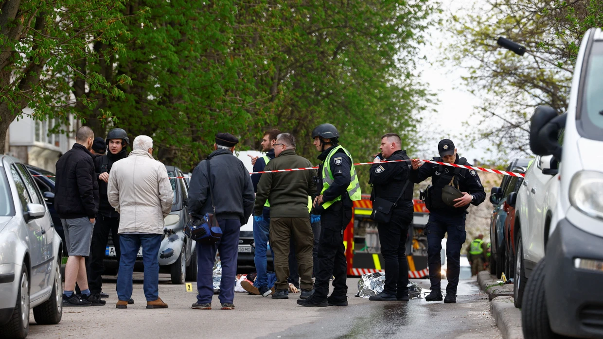 Polizisten sichern in Kiew den Ort ab, wo ein Mann mehrere Menschen getötet haben soll.