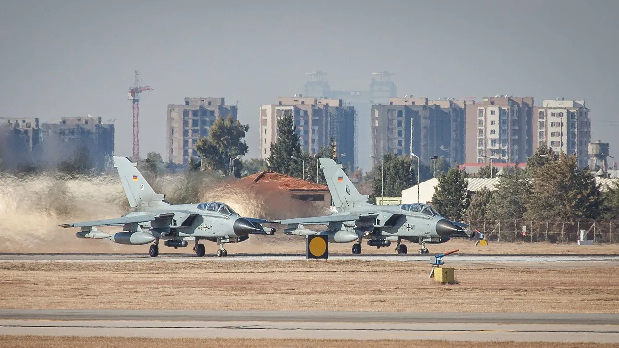 Zwei Tornados starten von der Basis in Incirlik.