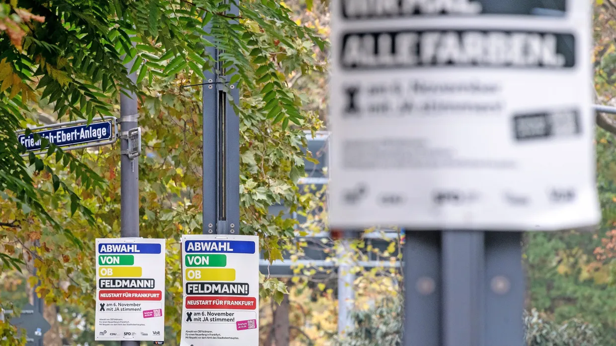 Soll man den Oberbürgermeister abwählen oder nicht? In Frankfurt werben Plakate von fünf Parteien dafür, seine politische Karriere zu beenden.