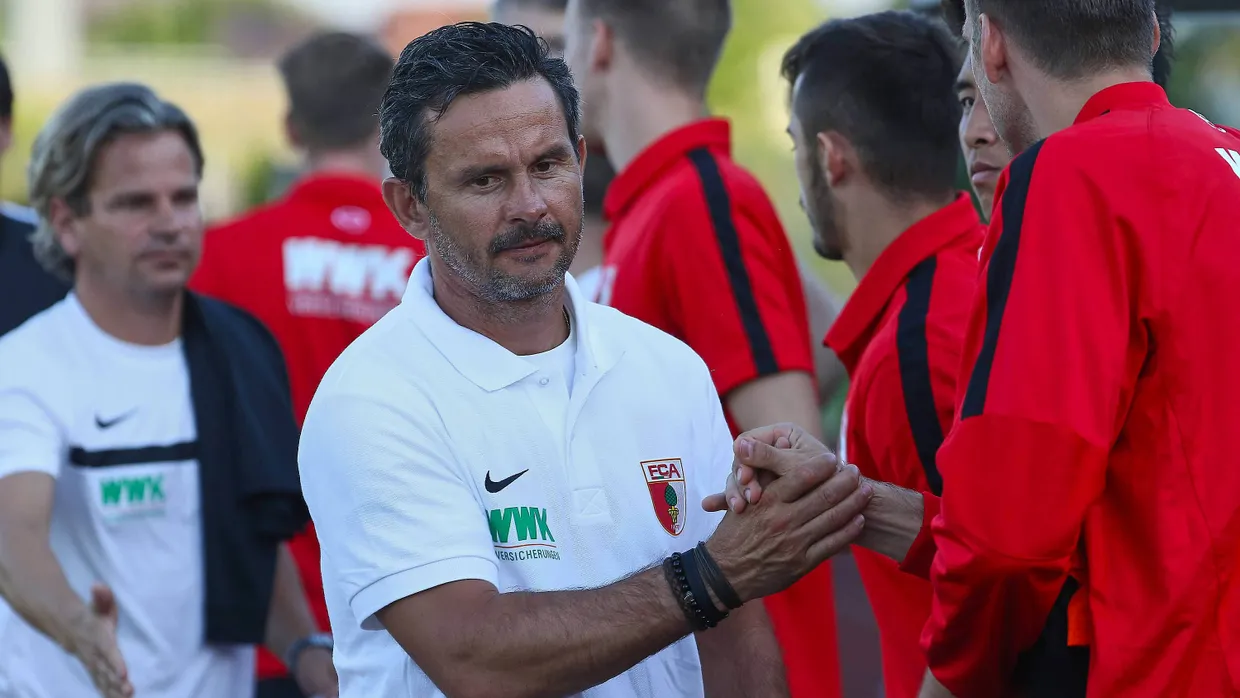 Verbindung, die noch wachsen muss: Dirk Schuster und sein neues Team.