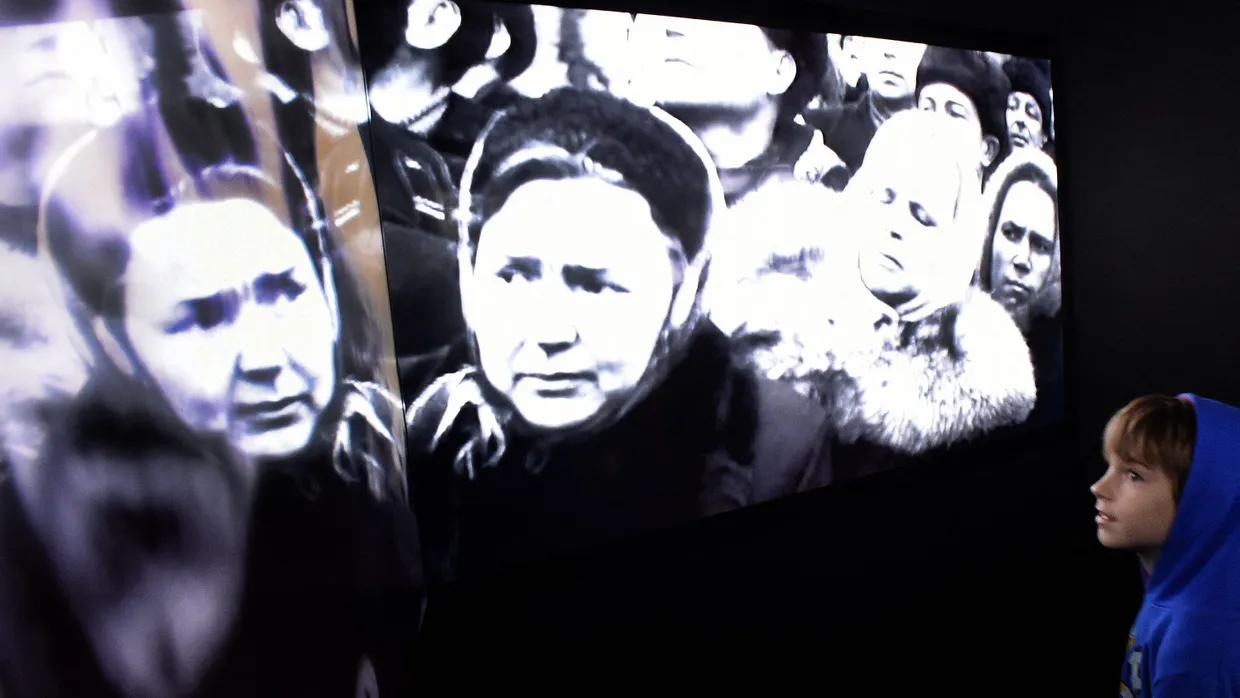 In einer Multimediainstallation zeigte das Moskauer Gulag-Museum unter anderem Aufnahmen von der Trauerfeier von Josef Stalin.