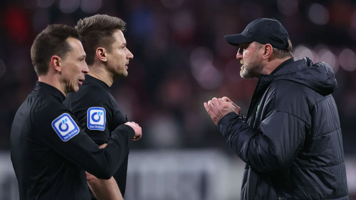 Wolfsburgs Coach Ralph Hasenhüttl (rechts) hatte nach dem Abpfiff Diskussionsbedarf bei Schiedsrichter Tobias Reichel.