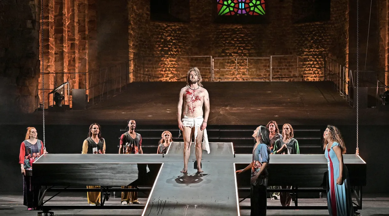 Das Kreuz ist immer präsent: „Jesus Christ Superstar“ in der Stiftsruine.