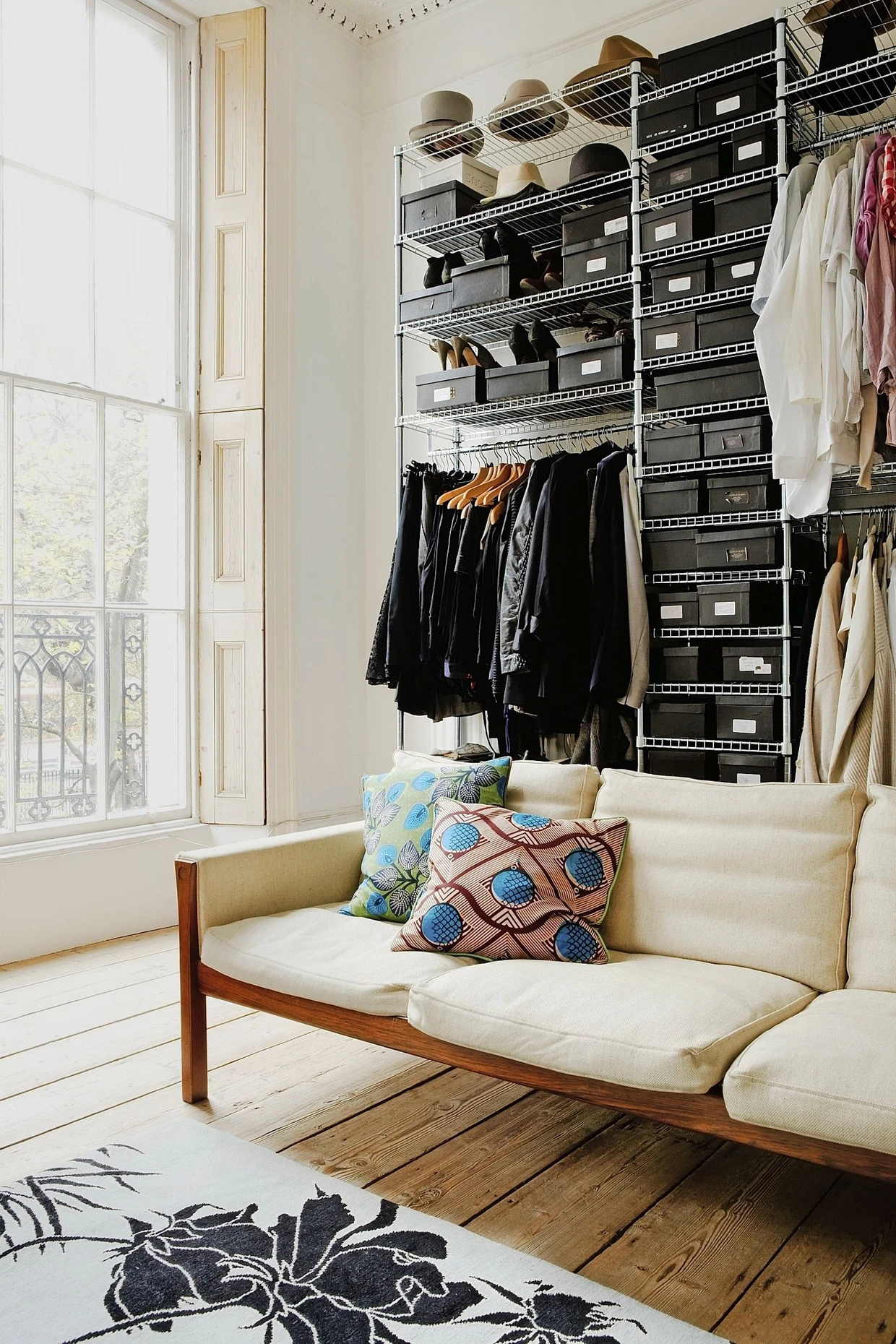 El espacio suele ser limitado, por lo que las paredes también conviene utilizarlas como espacio de almacenamiento.