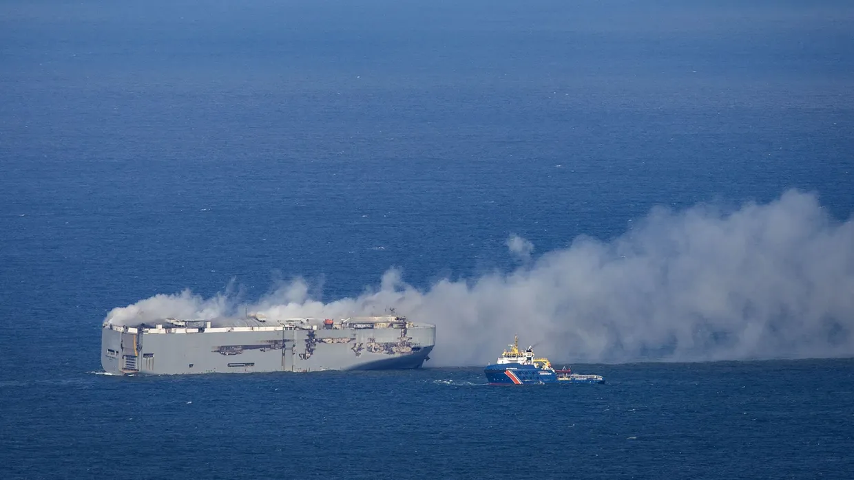 Ein Boot der niederländischen Küstenwache nähert sich dem brennenden Autotransporter Fremantle Highway vor der Küste der nordniederländischen Insel Ameland.