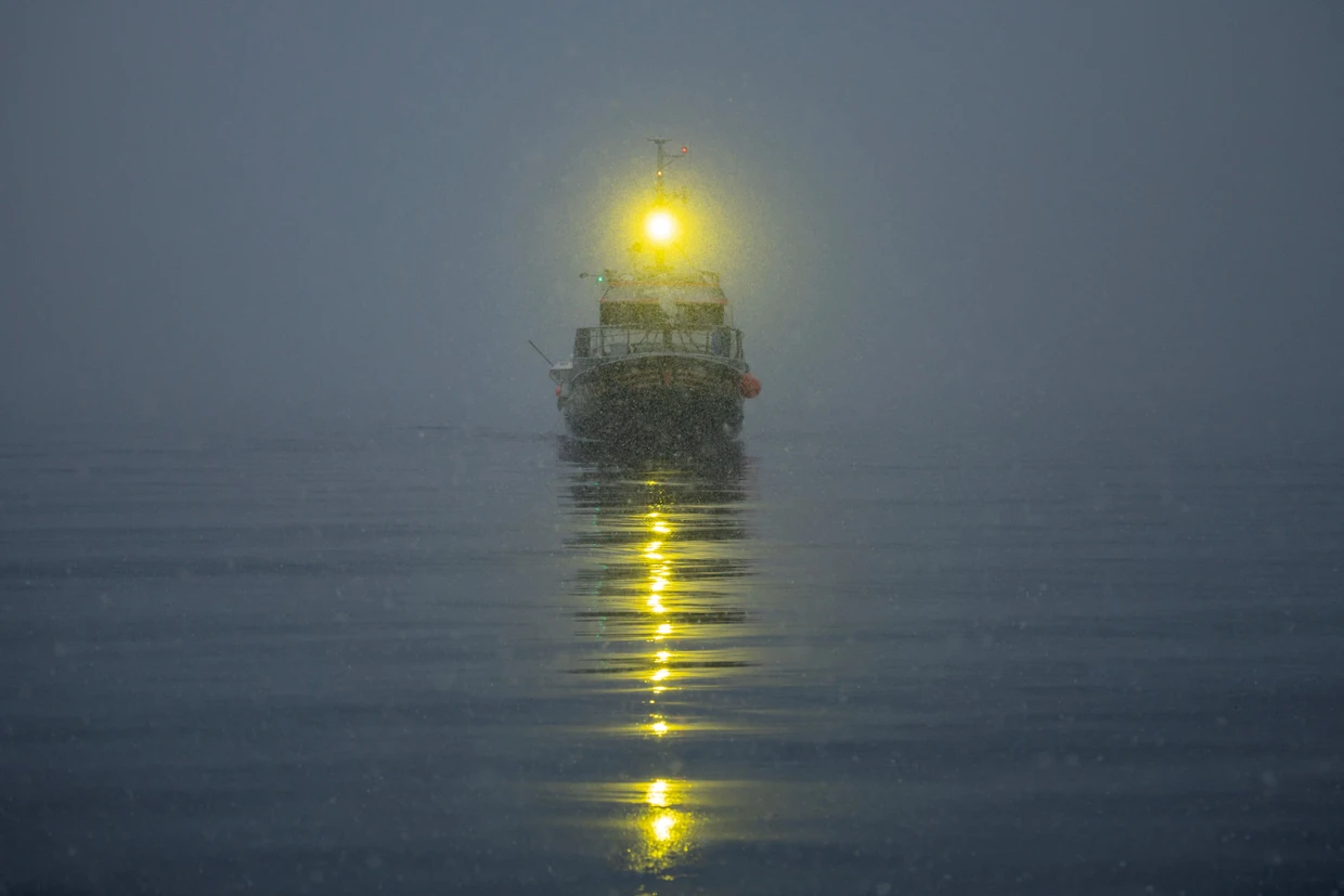 Ein Fischerboot fährt bei Kapisillit.