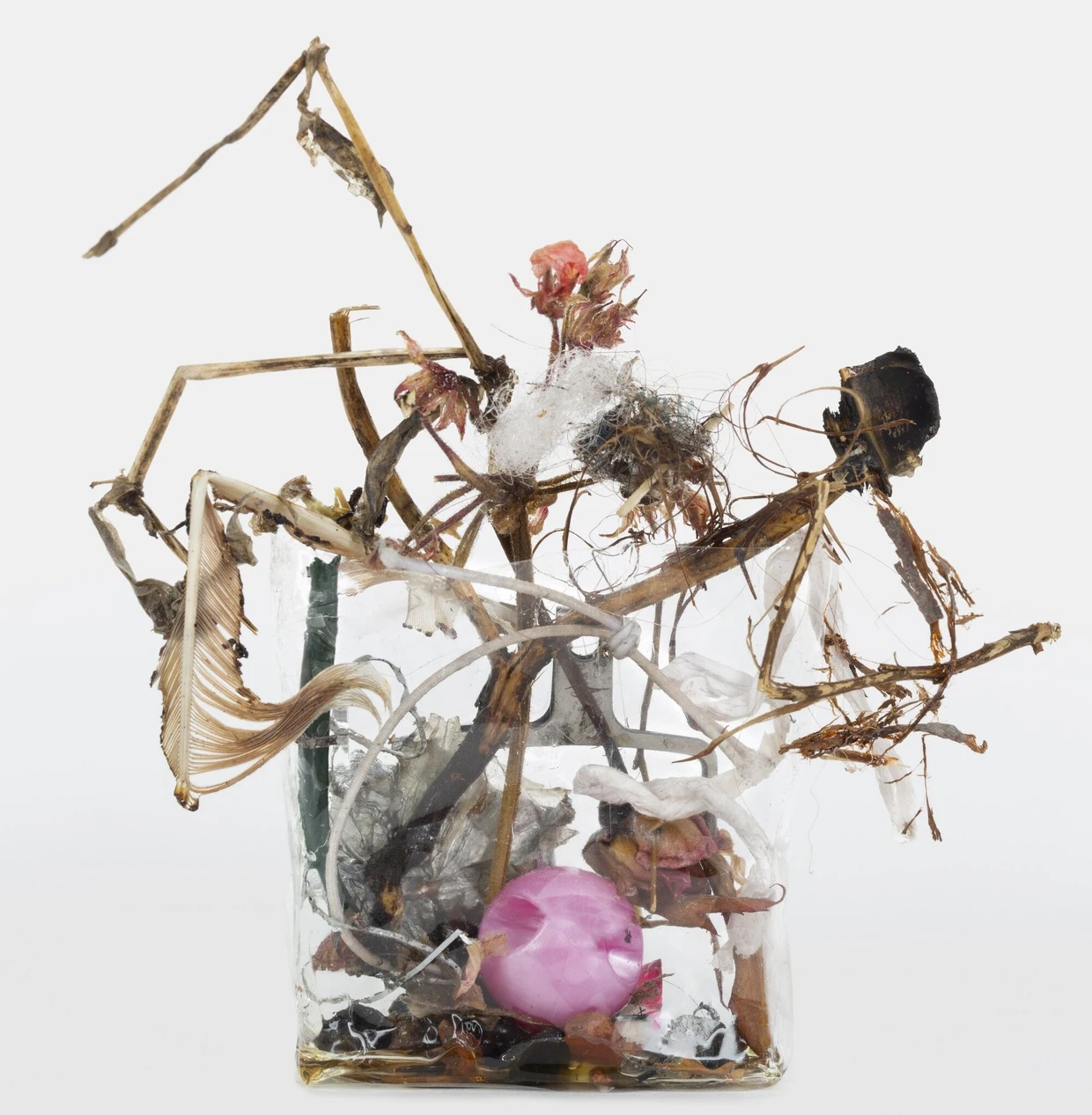 Yuji Agematsu schafft Assemblagen aus dem, was auf Straßen herumliegt – ausgestellt sind sie in der Galerie Buchholz