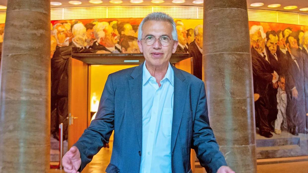 Hausherr: Peter Feldmann vor dem Wandgemälde „Zug der Volksvertreter“ in der Wandelhalle der Paulskirche.