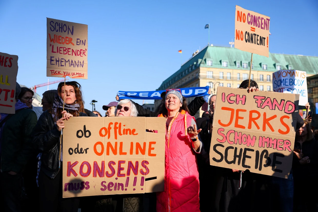 Frauen in Berlin demonstrieren gegen digitale Gewalt