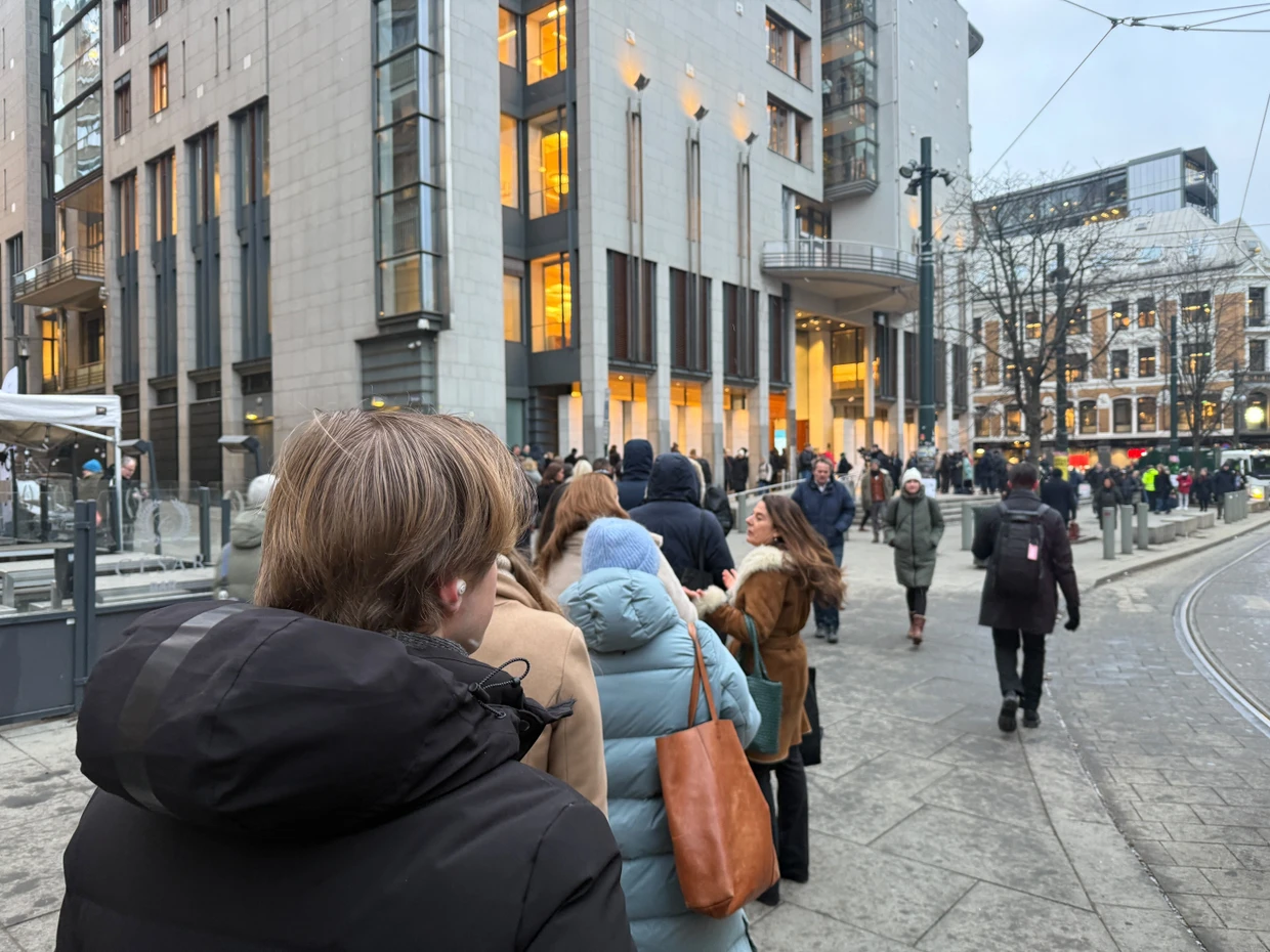 Am Dienstagmorgen bildete sich eine lange Schlange vor dem Gericht in Oslo: Viele Menschen wollen den Prozess gegen den Sohn der Kronprinzessin verfolgen.