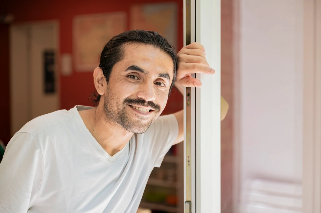 Omar Hakimi näherte sich seiner neuen Heimat Deutschland unter anderem über die Lektüre des Grundgesetzes.