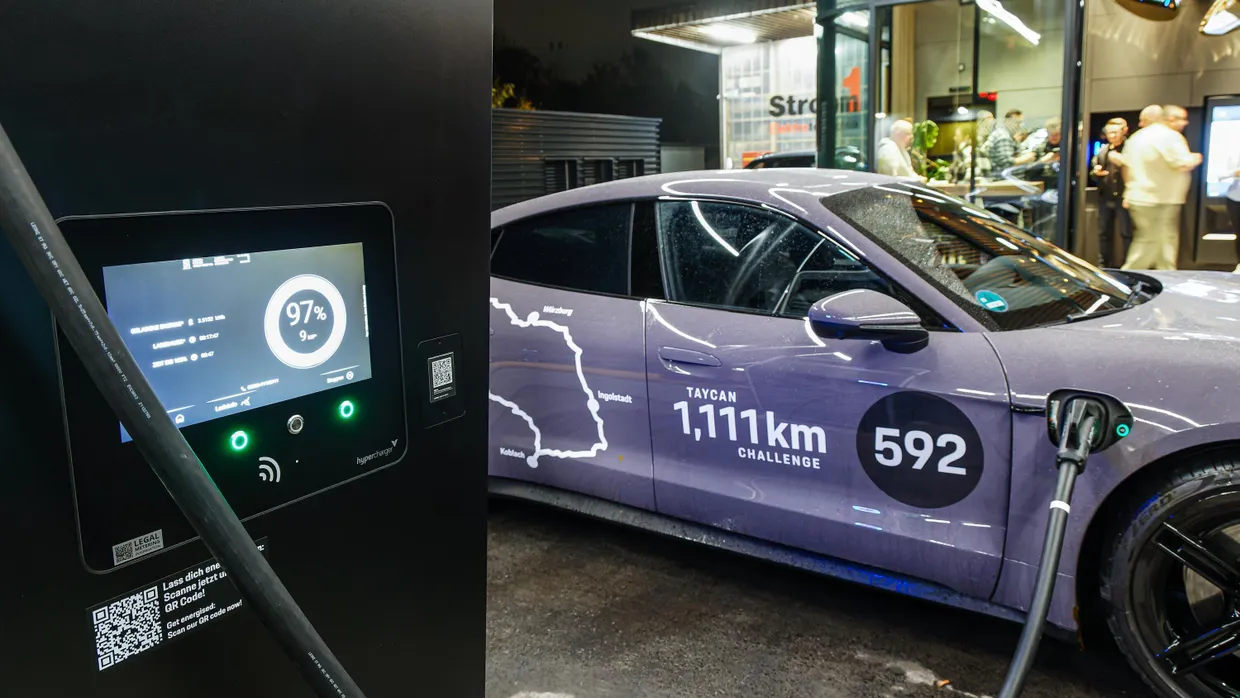 Spektakuläre Tests fast wie vor 100 Jahren: Um die Alltagstauglichkeit von Elektroautos unter Beweis zu stellen, organisieren die Hersteller immer neue Fahrprüfungen, hier Porsche mit 1111 Kilometern an einem Tag.