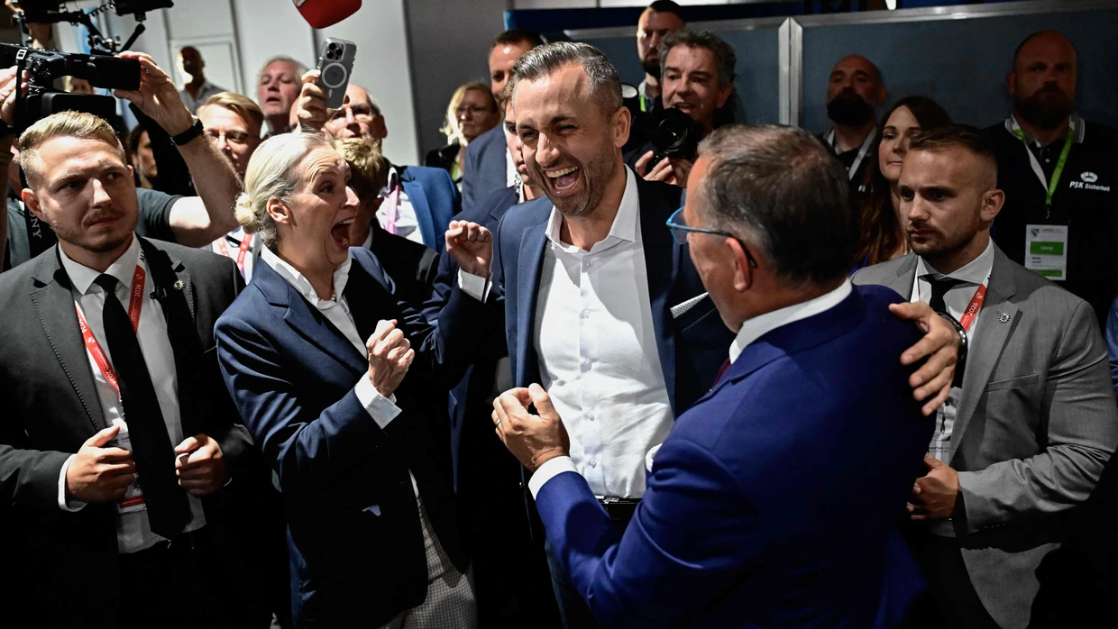 AfD-Spitzenkandidat Ulrich Siegemund (Mitte) lässt sich am Wahlabend von den Parteichefs Alice Weidel und Tino Chrupalla feiern.