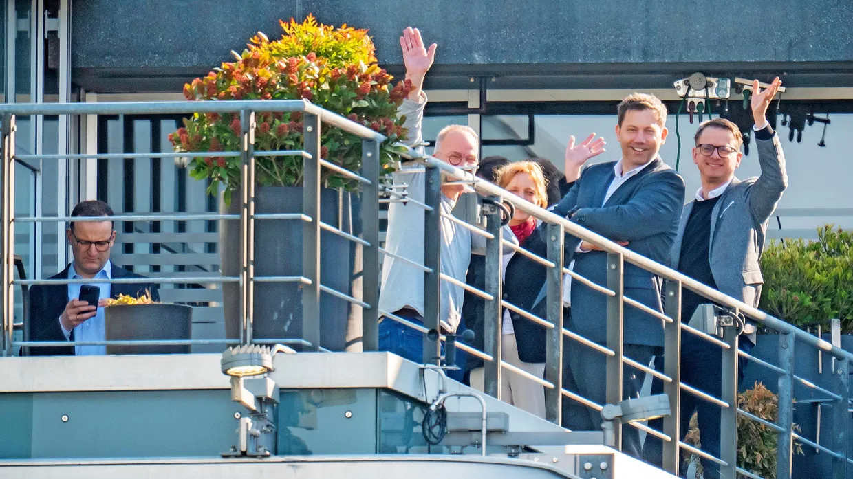 Jetzt wird verhandelt: Jens Spahn, Matthias Miersch, Karin Prien, Lars Klingbeil und Carsten Linnemann am Jakob-Kaiser-Haus des Bundestags, hier noch am Rande der Sondierungsgespräche am vergangenen Freitag. Foto dpa
