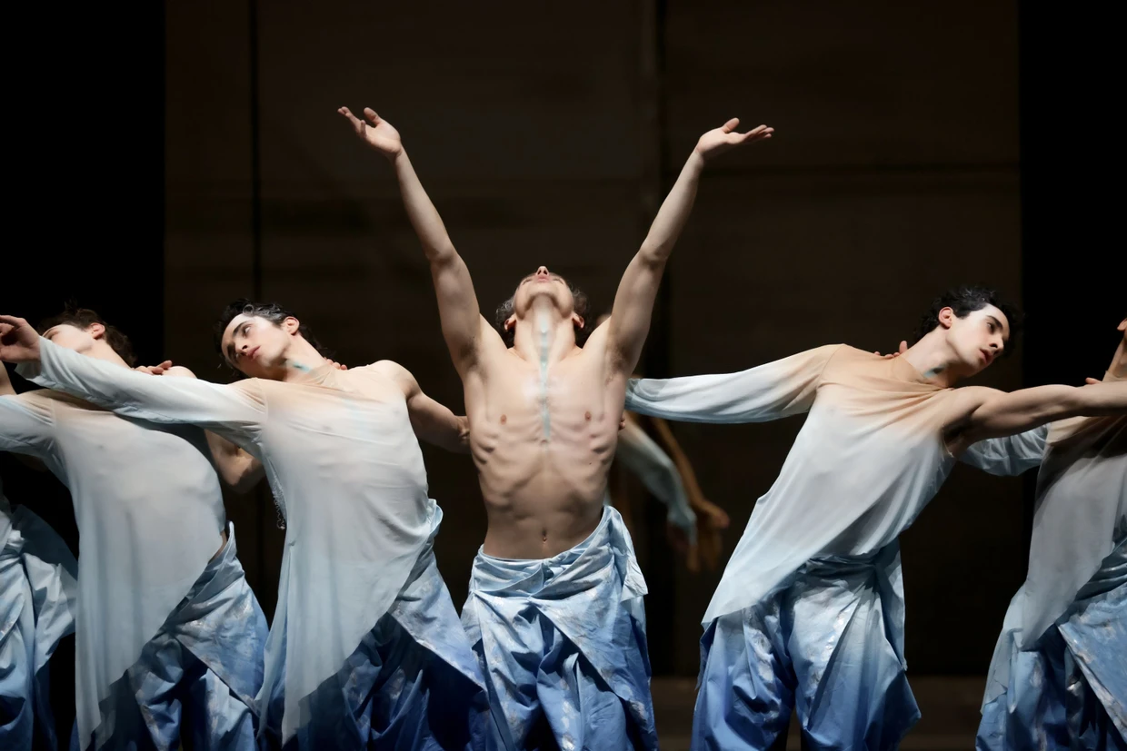 Szene aus „The Moon in the Ocean“, einer Choreographie von Xie Xin