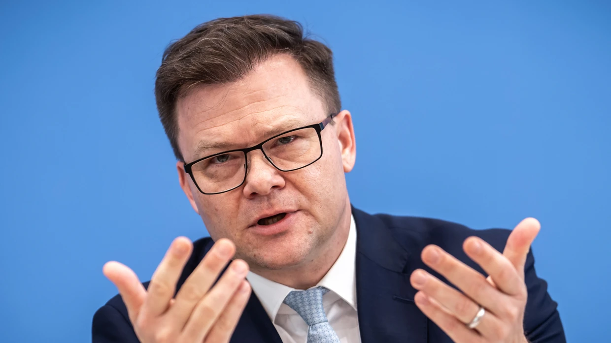 Carsten Schneider (SPD), Bundesminister für Umwelt, Klimaschutz, Naturschutz und nukleare Sicherheit, stellt das Klimaschutzprogramm 2026 der Bundesregierung vor.