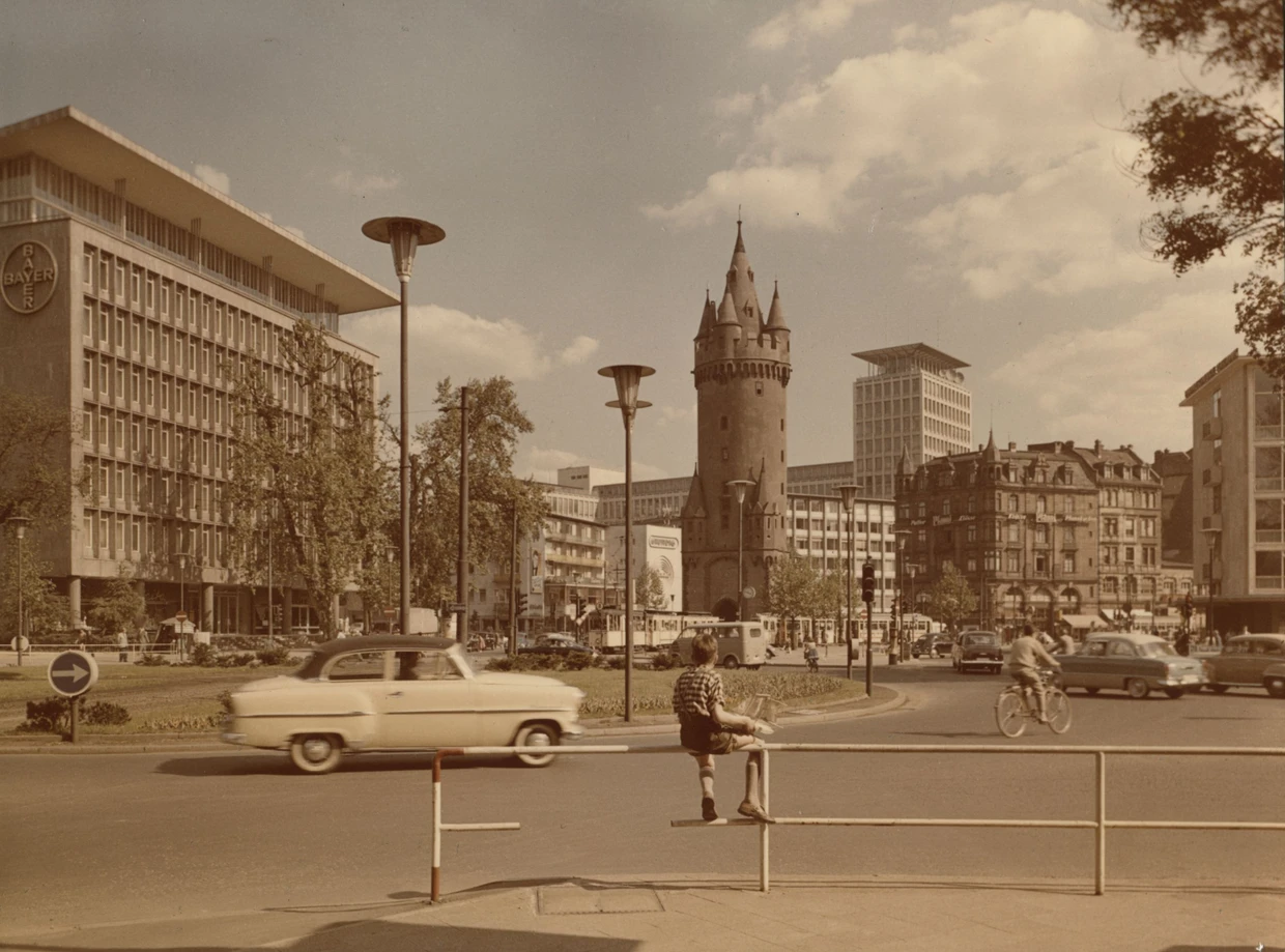Das Eschenheimer Tor 1957 – hinten das Fernmeldehaus.