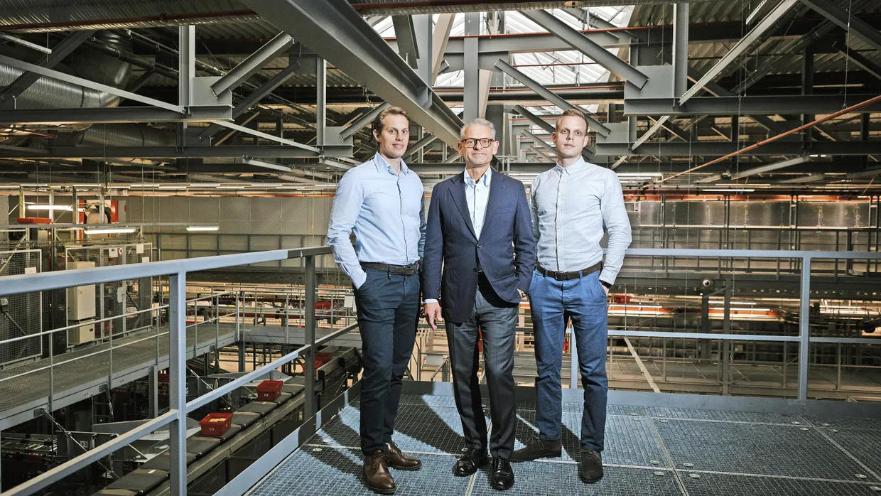 Alles auf Lager: Hans-Peter Fricke hat das Unternehmen zu enormer Größe geführt, die Söhne Adrian (links) und Philipp werden auf die Nachfolge vorbereitet.