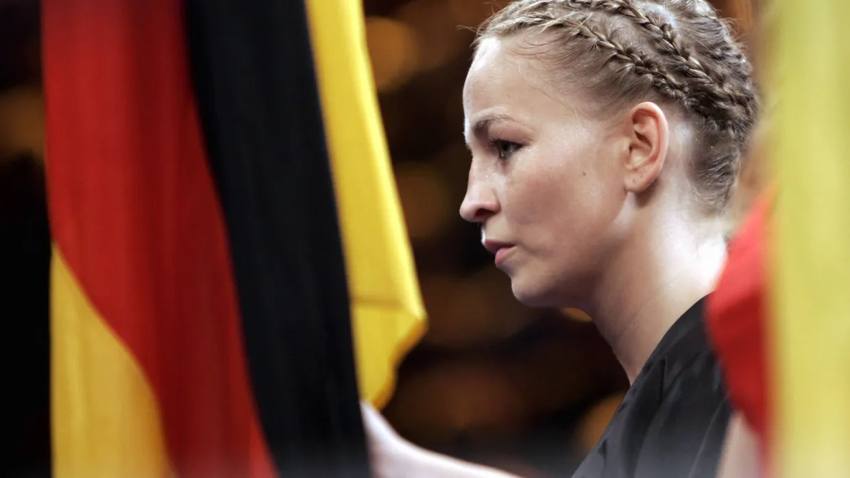 Regina Halmich vor ihrem Kampf gegen die US-Amerikanerin Elena Reid im Dezember 2005
