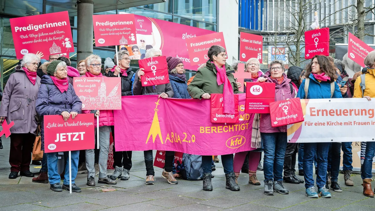 Wollen bleiben: Demonstranten anlässlich einer Tagung des Synodalen Wegs in Frankfurt