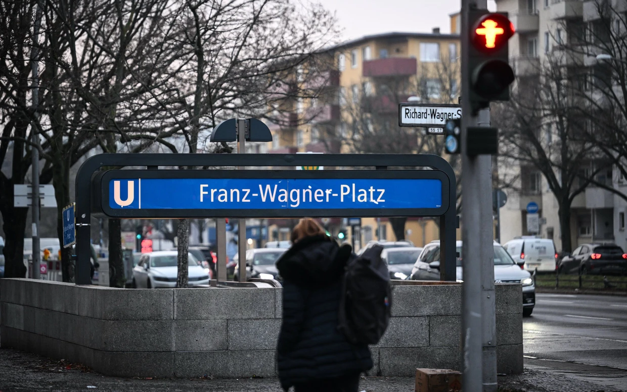 Trip in die Heimat: Die Berliner Verkehrsbetriebe benannten für das NBA-Spiel der Magic in Berlin einen U-Bahnhof kurzerhand nach den Wagner-Brüdern Franz und Moritz.