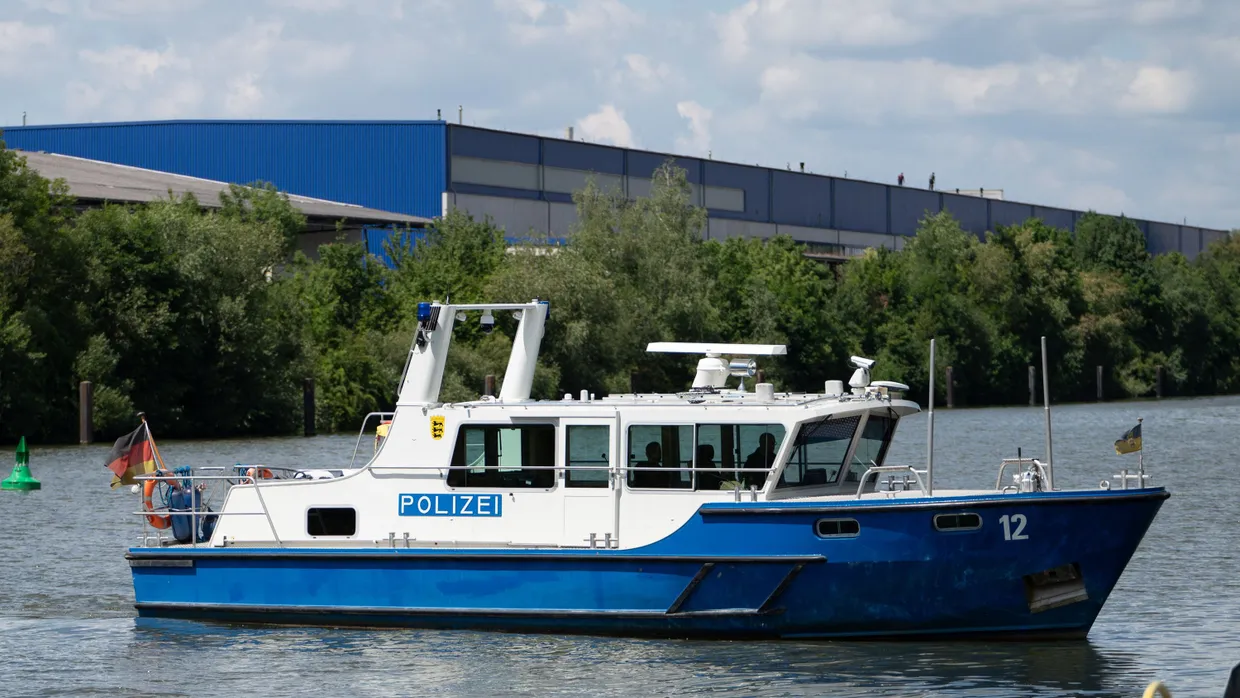 Ein Schiff der Wasserschutzpolizei fährt auf dem Neckar.