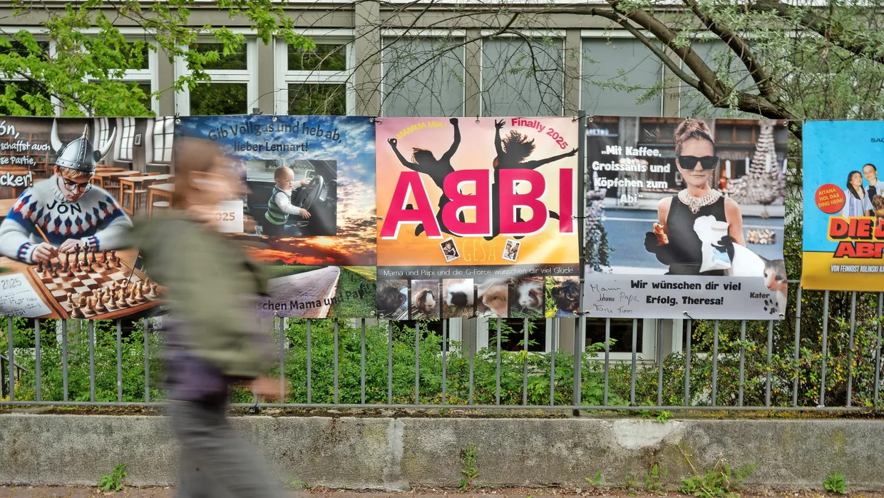 Unsere Autorin verzweifelt beinahe an ihnen: Abiplakate vor der Frankfurter Schillerschule