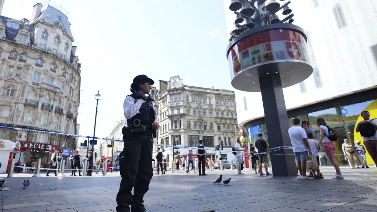 Eine Polizistin steht am Tatort des Messerangriffs am Leicester Square.