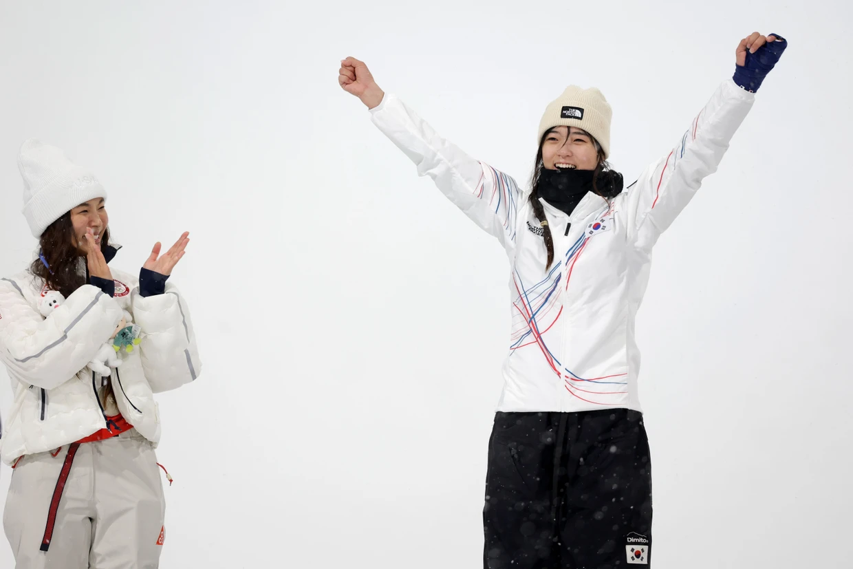 Eine Olympiasiegerin und ihr Idol: Chloe Kim (links) gratuliert der 17 Jahre alten Choi Gaon.