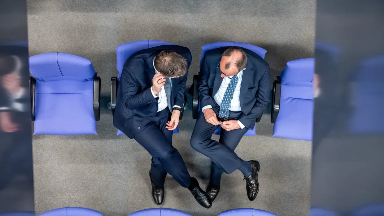 Lars Klingbeil (links, SPD) und Friedrich Merz (CDU) bei einem Gespräch im Bundestag am Donnerstag.