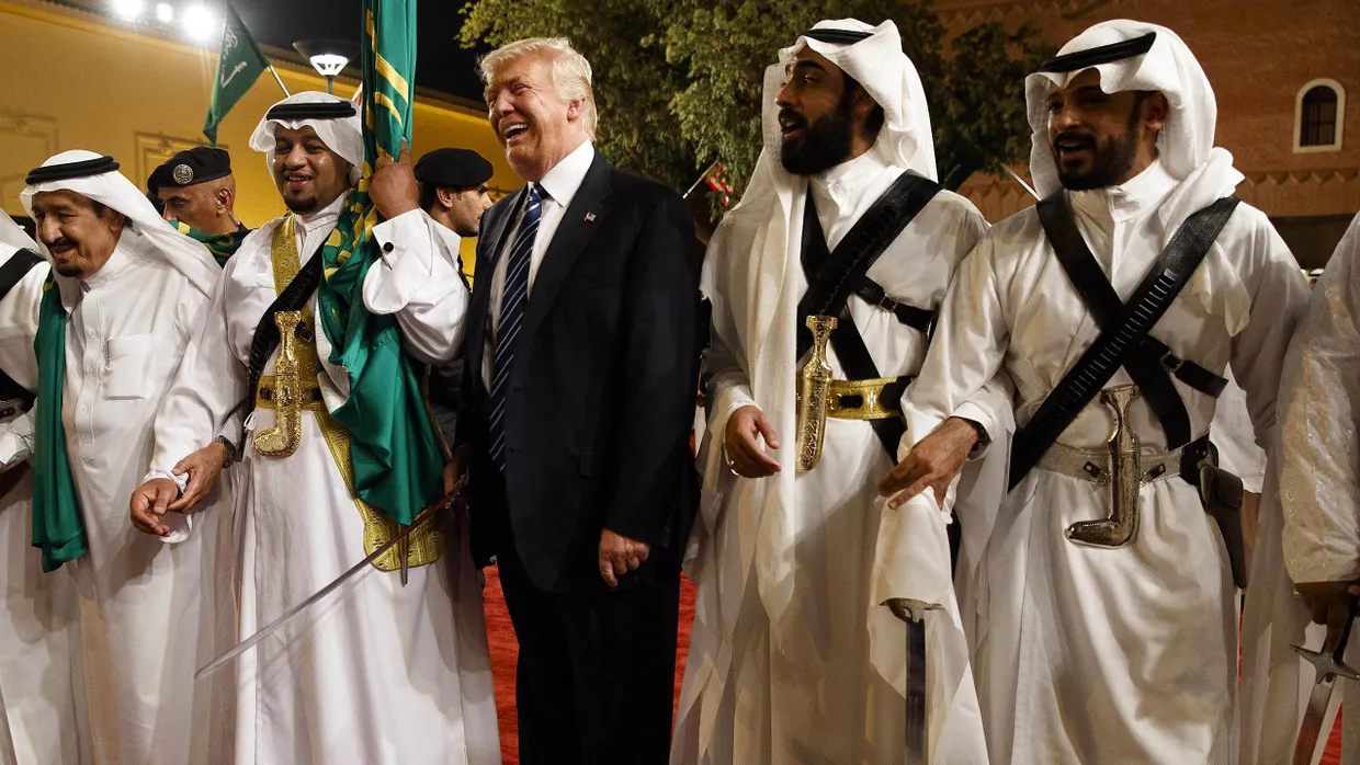 Ein Säbeltänzchen gefällig? Entgegen der Gepflogenheiten früherer amerikanischer Präsidenten besuchte Donald Trump als erstes Auslandsziel nicht Amerikas Nachbarn, sondern Saudi-Arabien.