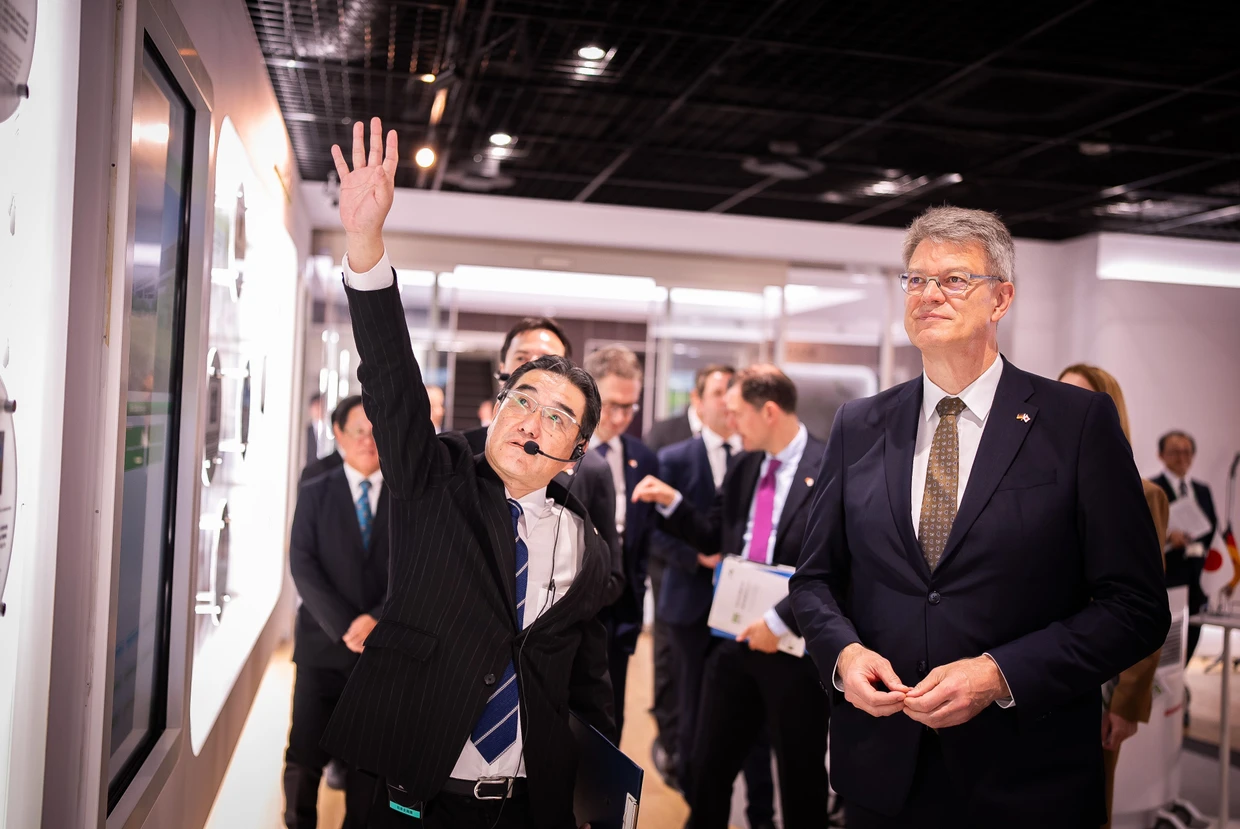Auf Tour in Japan: Patrick Schnieder informiert sich über japanische Baumethoden