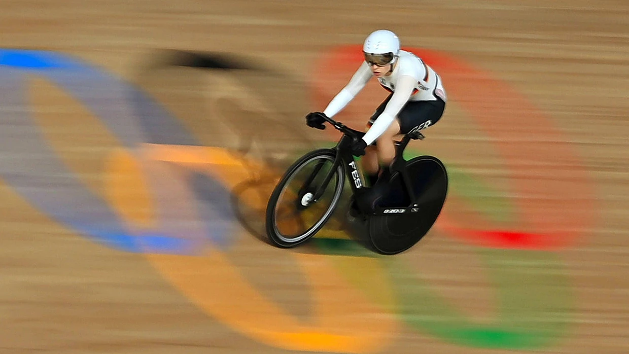 Emma Hinze während des Keirin-Halbfinals im Izu Velodrome