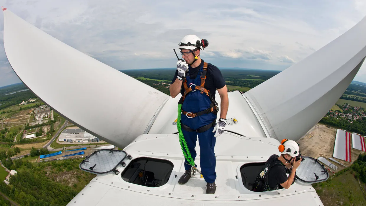 Luftig: Techniker auf einem Windrad