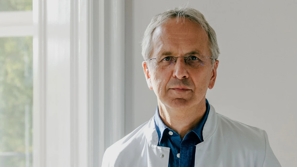 Prof. Dr. med. Andreas Michalsen arbeitet als Internist, Ernährungsmediziner und Fastenarzt in Berlin.