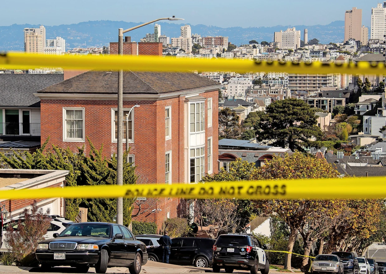 Tatort: Ermittler vor dem Anwesen von Nancy Pelosi in San Francisco