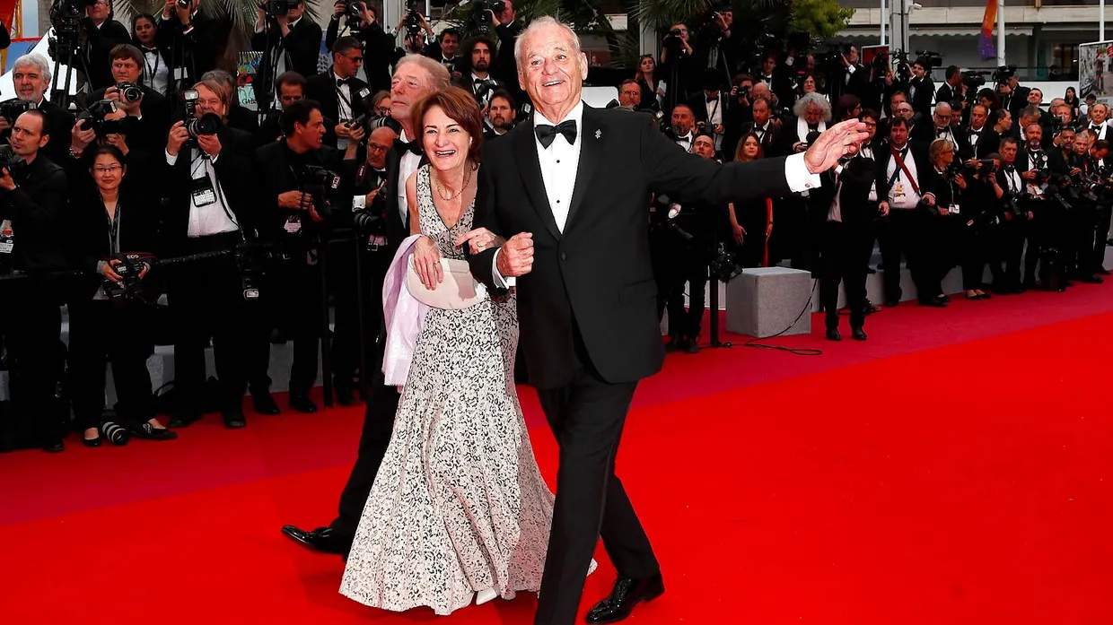 Gut gelaunt erscheint Schauspieler Bill Murray in Begleitung auf dem roten Teppich des Filmfestivals in Cannes, wo sein Film „The Dead Don’t Die“ gezeigt wird.