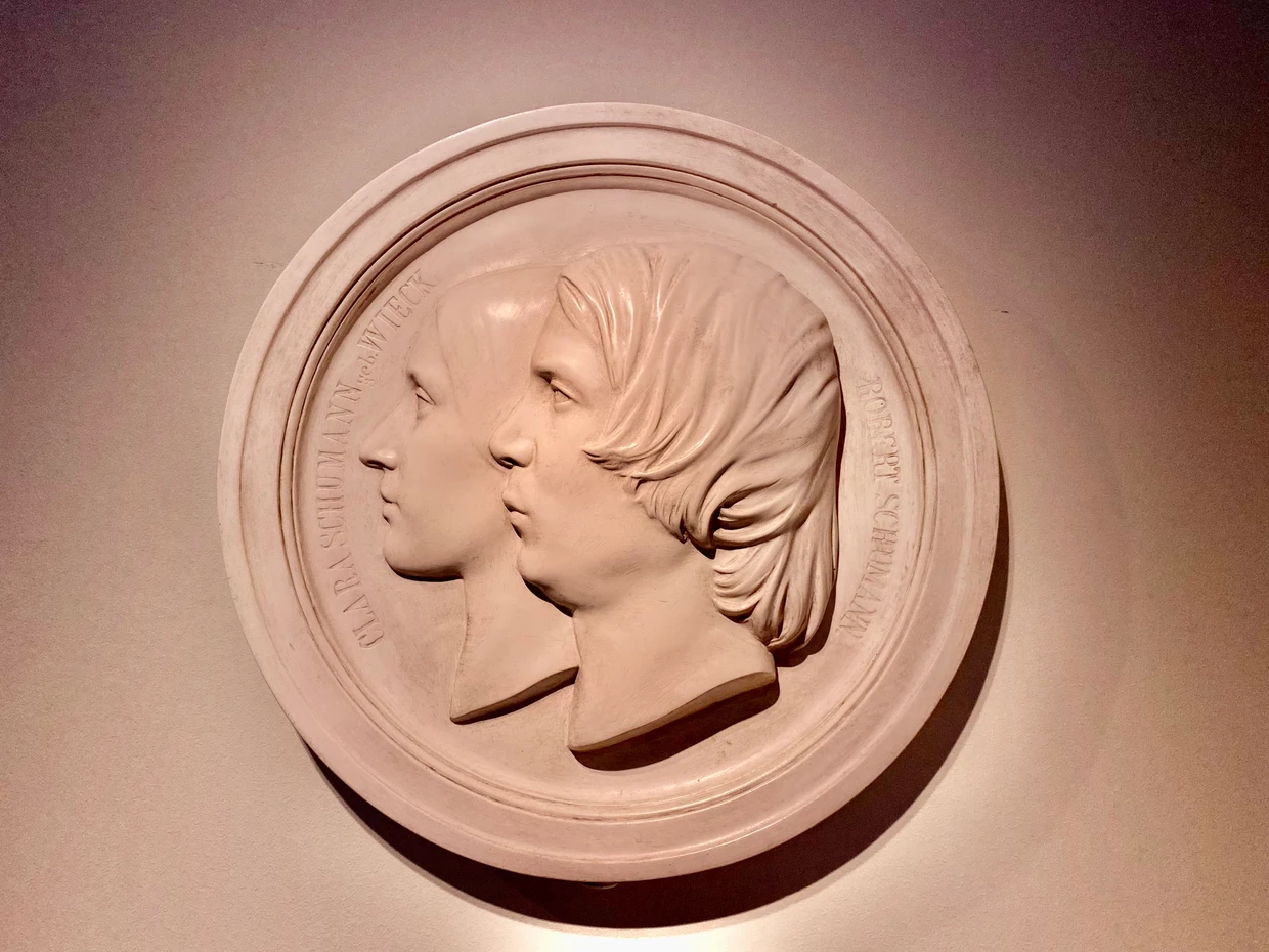 Ernst Rietschels Doppelporträt von Clara und Robert Schumann gehört zur Dauerausstellung des Schumannhauses in Düsseldorf.